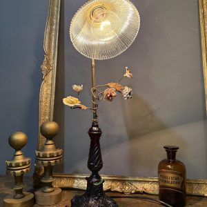Lampă veche recondiționată, cu flori din ceramică și abajur de sticlă tip Holophane, picio­r din zamac negru mat – sertar magic București.