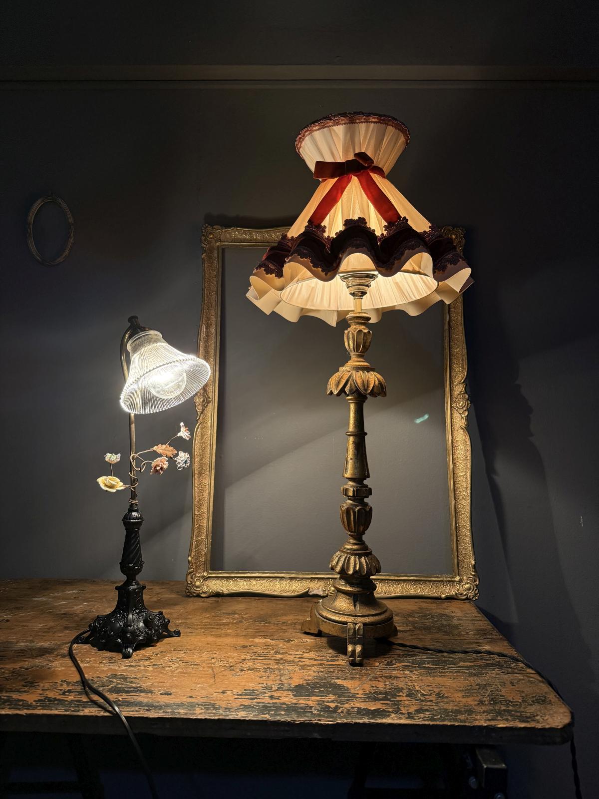 Lampă veche recondiționată, cu flori din ceramică și abajur de sticlă tip Holophane, picio­r din zamac negru mat – sertar magic București.