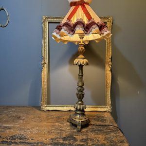 Lampă veche din anii 50–60, cu picior sculptat din lemn aurit, cablu textil nou și abajur vintage din catifea. Recondiționată complet – sertar magic București.