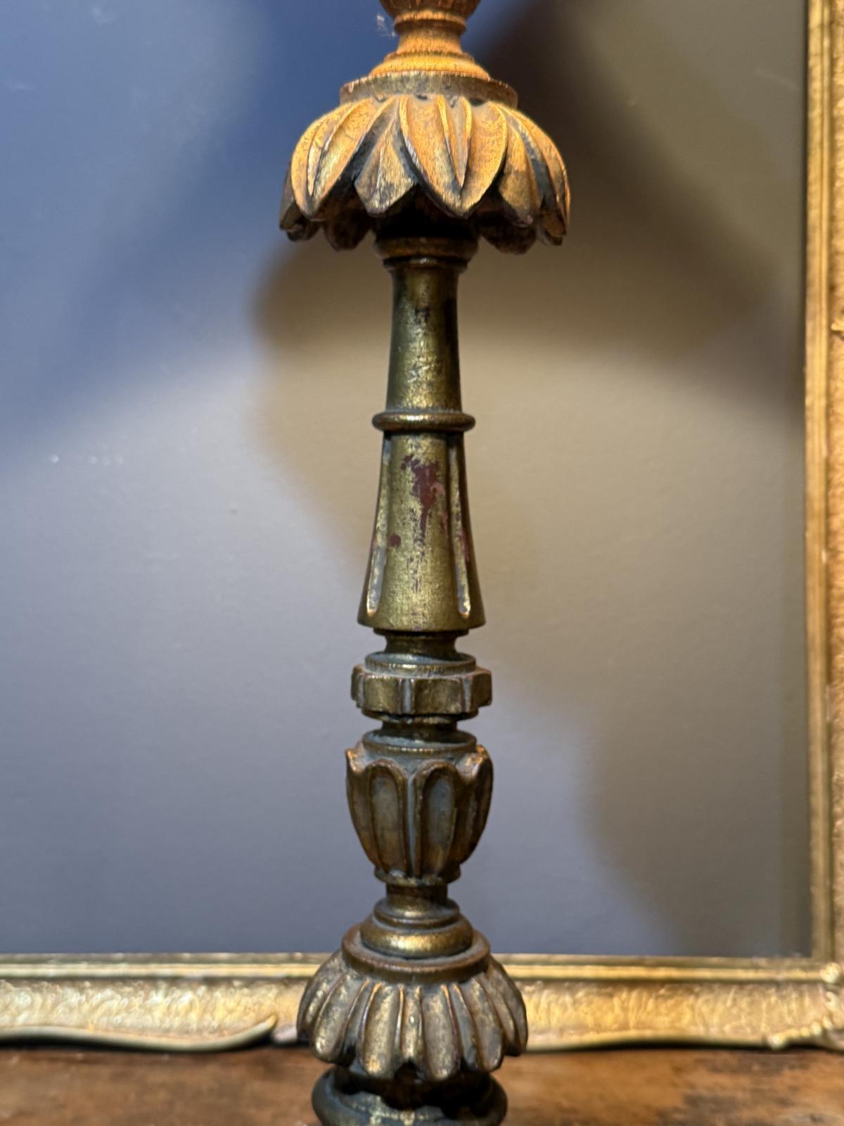 Lampă veche din anii 50–60, cu picior sculptat din lemn aurit, cablu textil nou și abajur vintage din catifea. Recondiționată complet – sertar magic București.