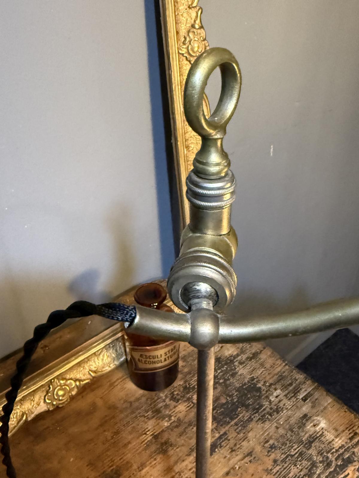 Lampă reglabilă din alamă, început de secol XX, abajur suflat manual cu bord turcoaz. sertar magic București. antichitati
