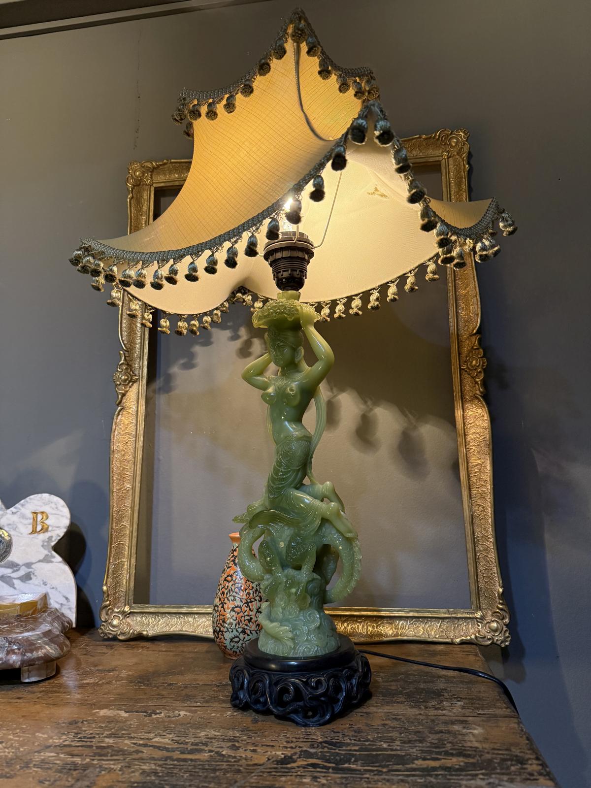 Lampă vintage din rășină care imită jadul, cu figură feminină și dragon, abajur original. sertar magic București.