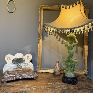 Lampă vintage din rășină care imită jadul, cu figură feminină și dragon, abajur original. sertar magic București.