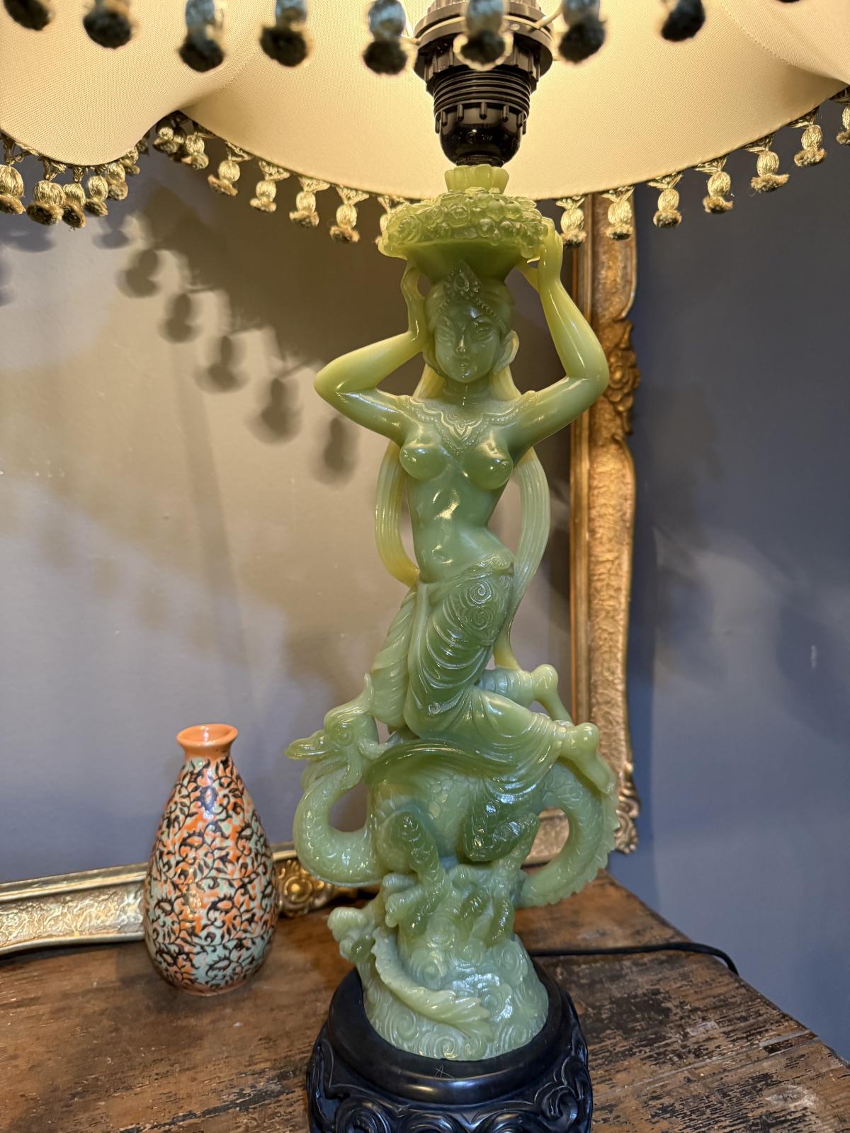 Lampă vintage din rășină care imită jadul, cu figură feminină și dragon, abajur original. sertar magic București.