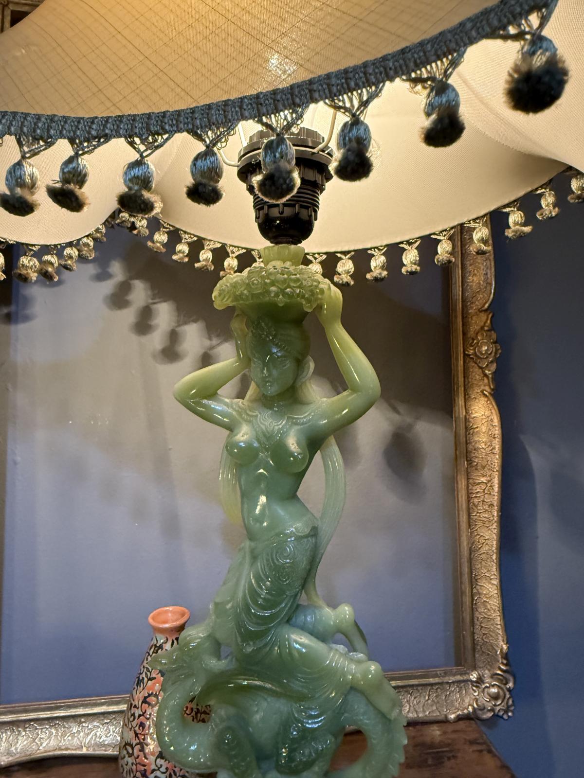 Lampă vintage din rășină care imită jadul, cu figură feminină și dragon, abajur original. sertar magic București.