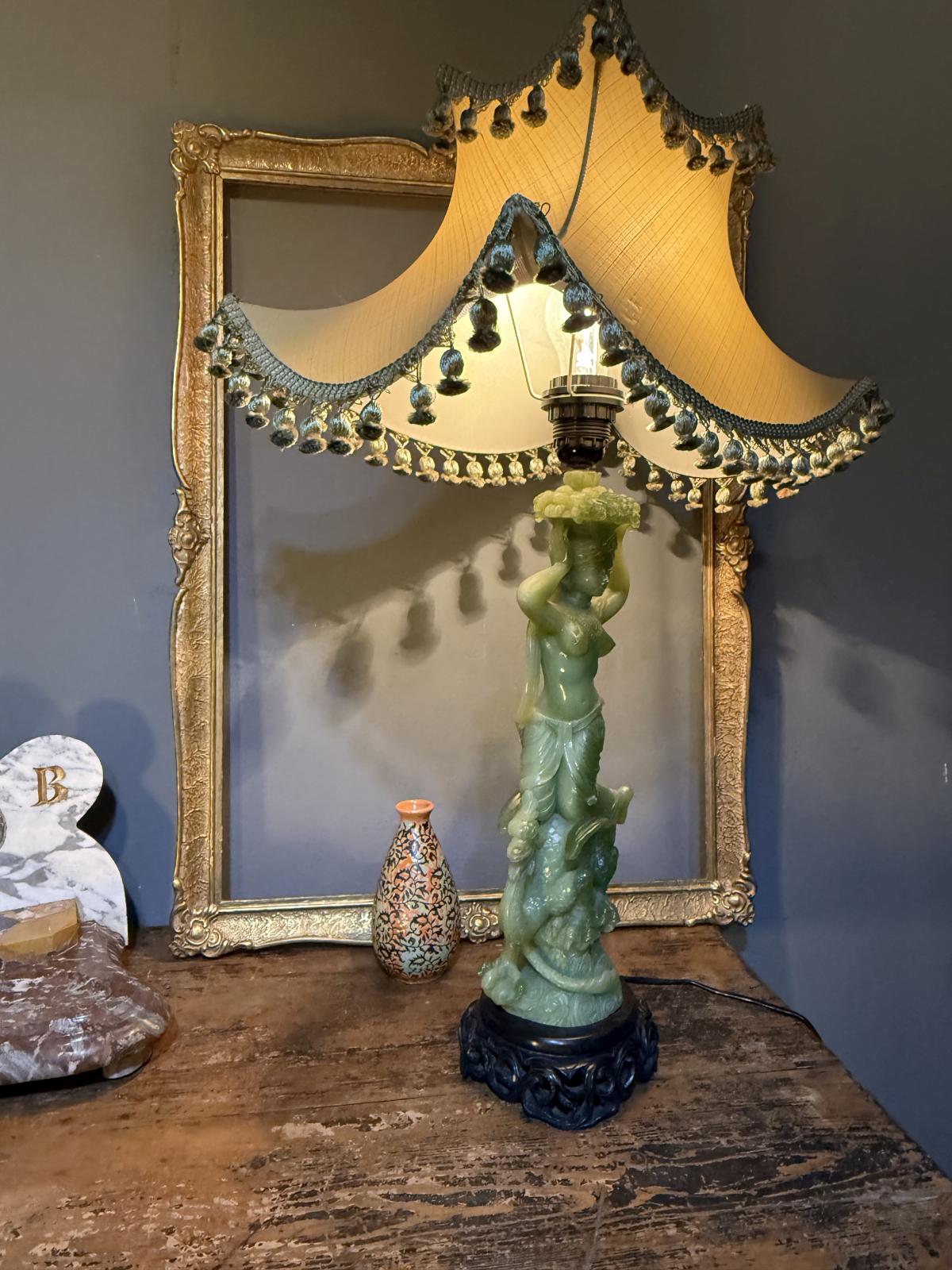 Lampă vintage din rășină care imită jadul, cu figură feminină și dragon, abajur original. sertar magic București.