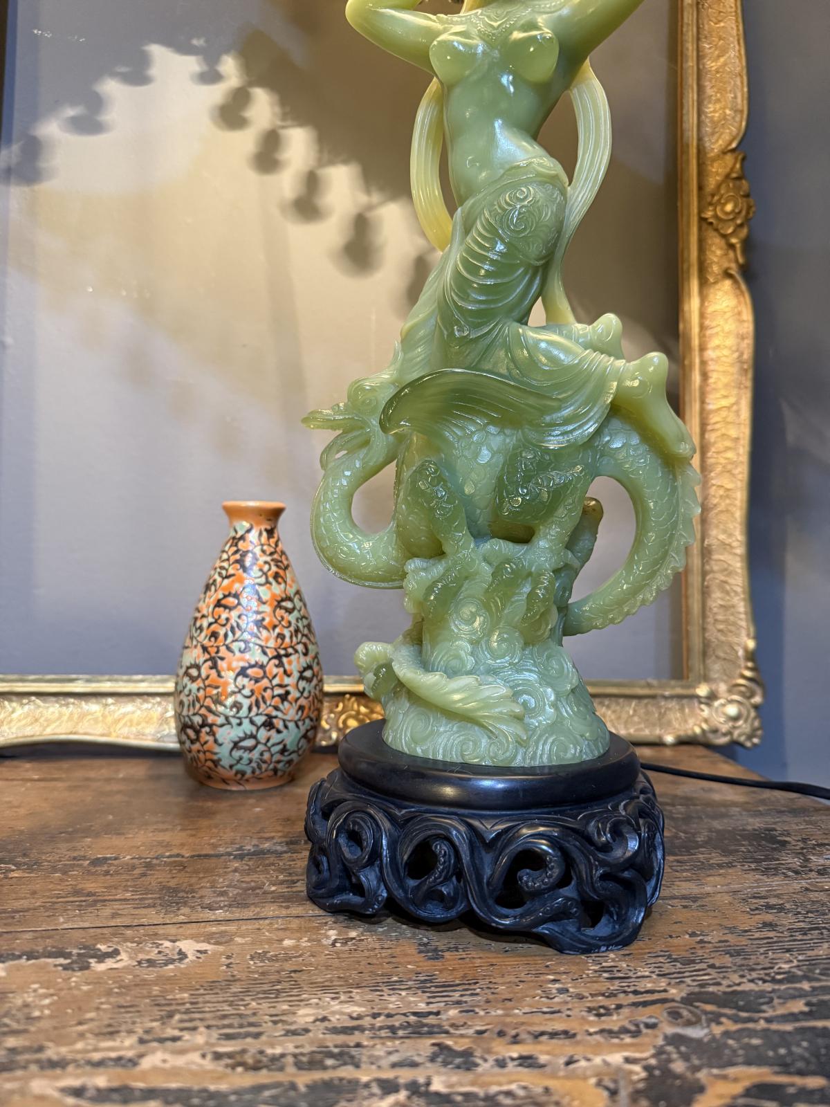 Lampă vintage din rășină care imită jadul, cu figură feminină și dragon, abajur original. sertar magic București.
