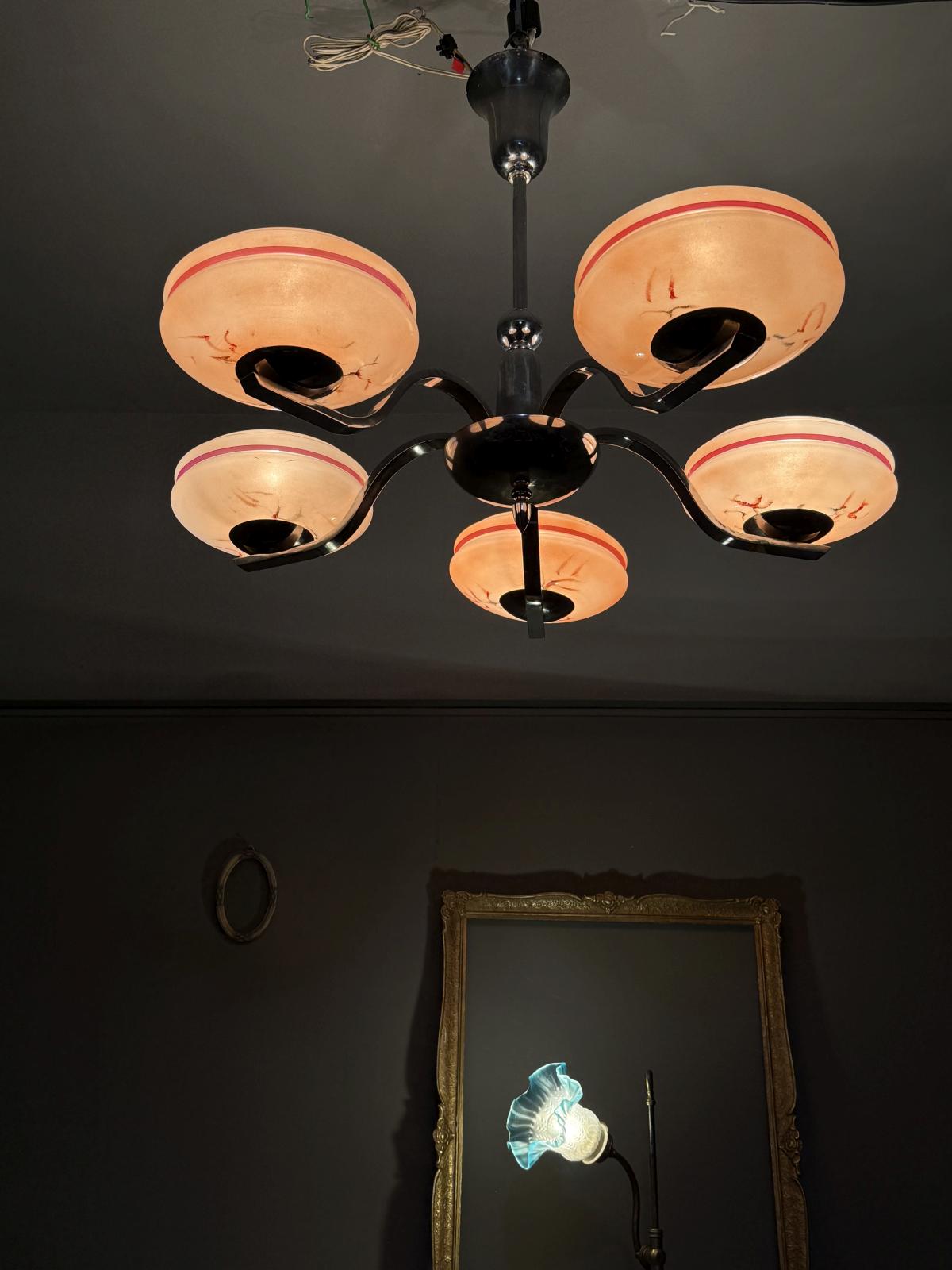 Lustru vintage cu 5 abajururi din sticlă cu dungi roșii, metal cromat, design anii 1950–60, în stare foarte bună. sertar magic București.