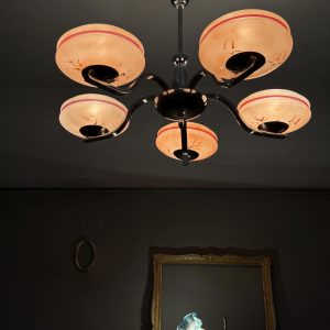 Lustru vintage cu 5 abajururi din sticlă cu dungi roșii, metal cromat, design anii 1950–60, în stare foarte bună. sertar magic București.