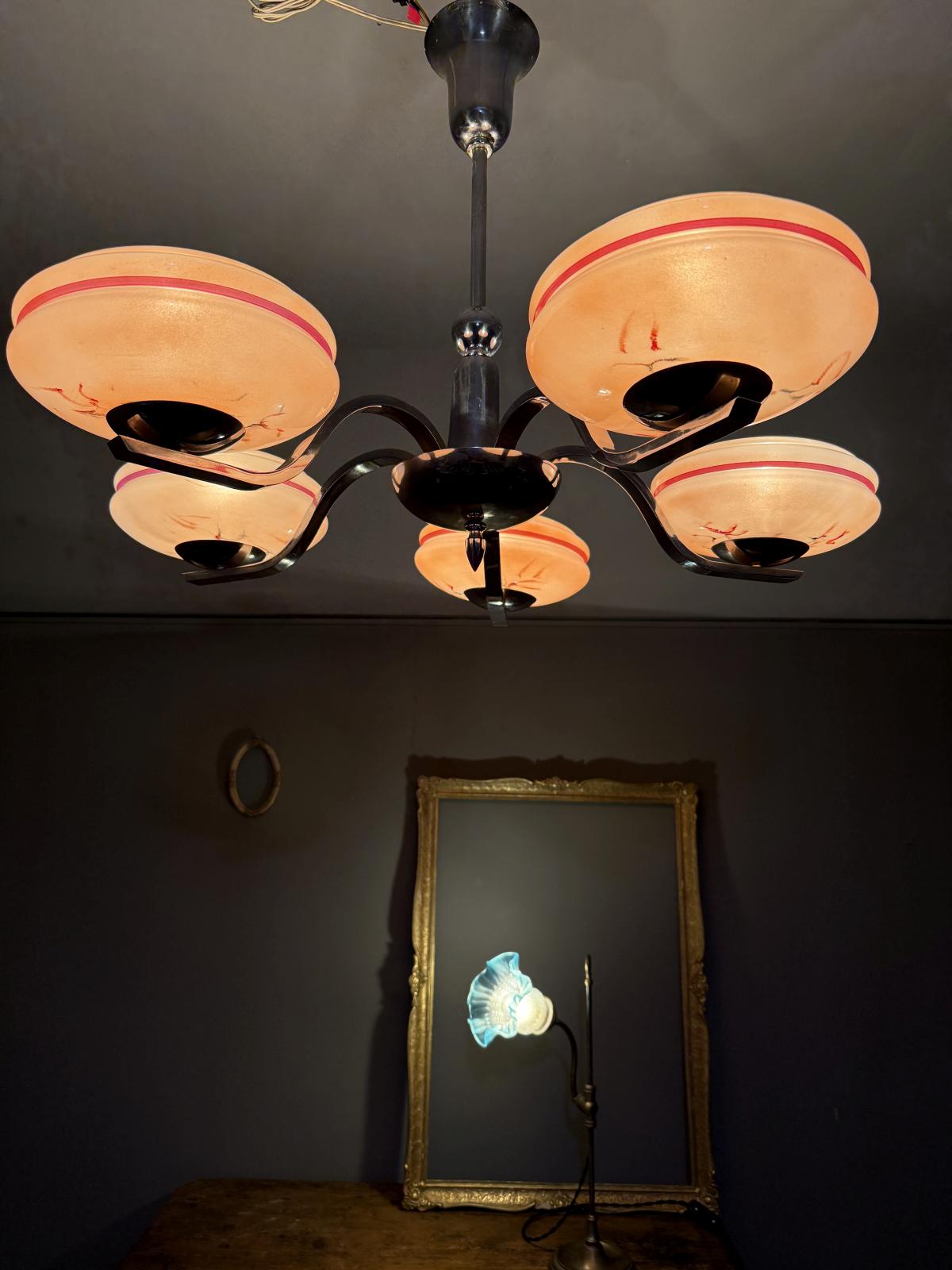 Lustru vintage cu 5 abajururi din sticlă cu dungi roșii, metal cromat, design anii 1950–60, în stare foarte bună. sertar magic București.