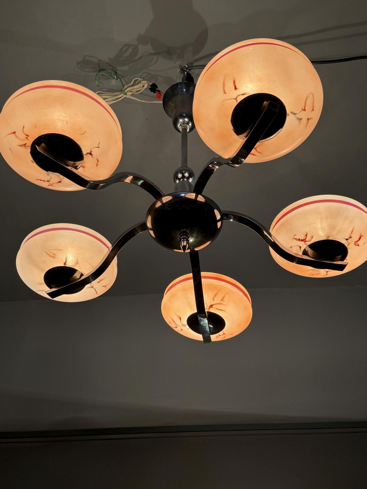 Lustru vintage cu 5 abajururi din sticlă cu dungi roșii, metal cromat, design anii 1950–60, în stare foarte bună. sertar magic București.