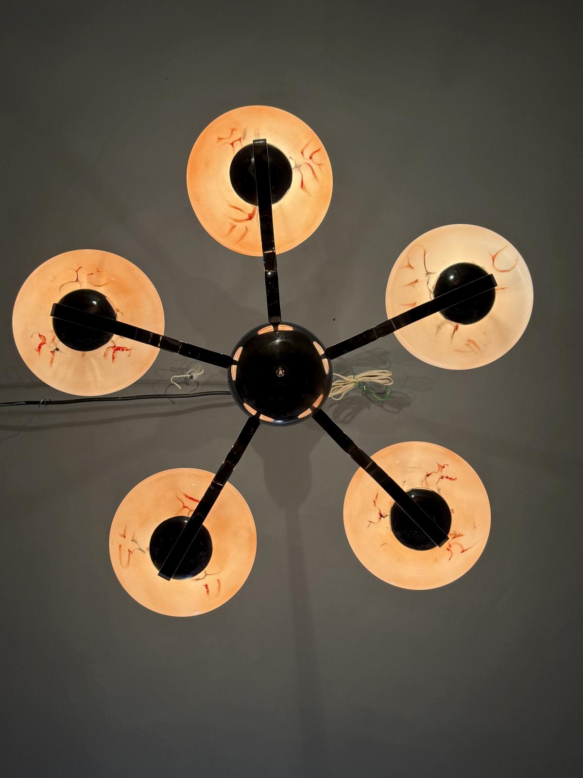 Lustru vintage cu 5 abajururi din sticlă cu dungi roșii, metal cromat, design anii 1950–60, în stare foarte bună. sertar magic București.