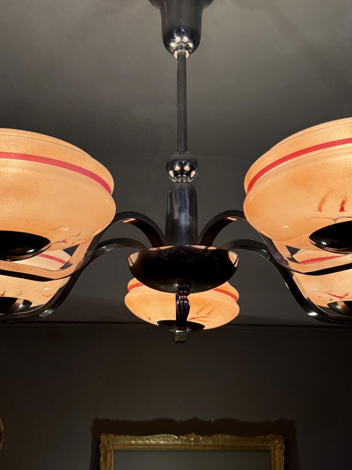 Lustru vintage cu 5 abajururi din sticlă cu dungi roșii, metal cromat, design anii 1950–60, în stare foarte bună. sertar magic București.