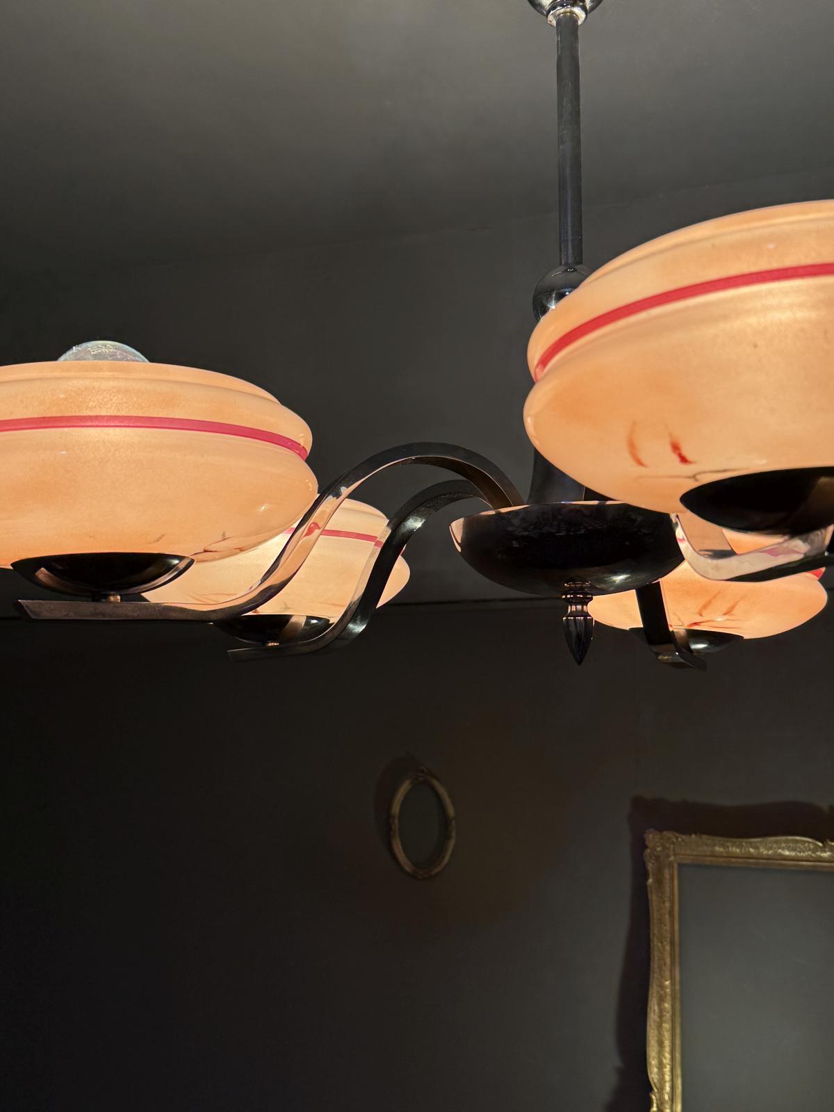 Lustru vintage cu 5 abajururi din sticlă cu dungi roșii, metal cromat, design anii 1950–60, în stare foarte bună. sertar magic București.