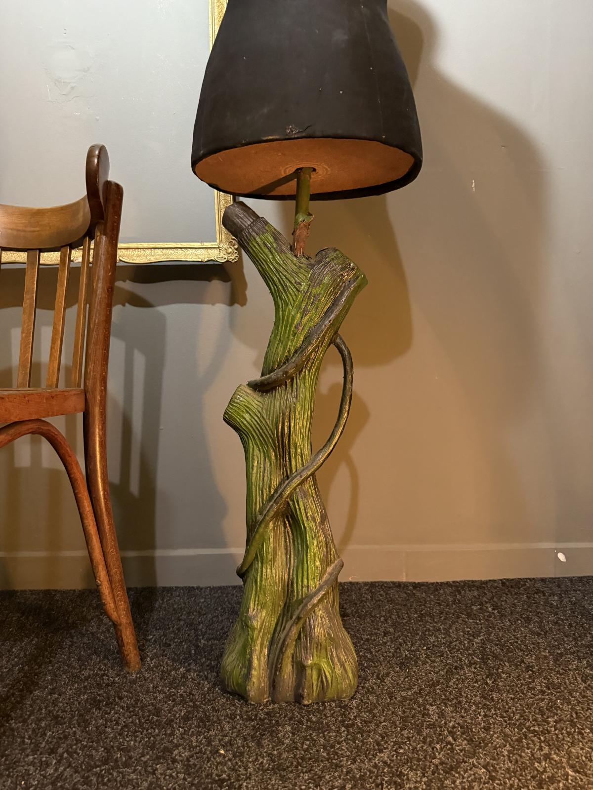 Manekin vechi montat pe un suport reinterpretat din elemente reutilizate, piesă stabilă și decorativă, ideală pentru expunere. sertar magic București.