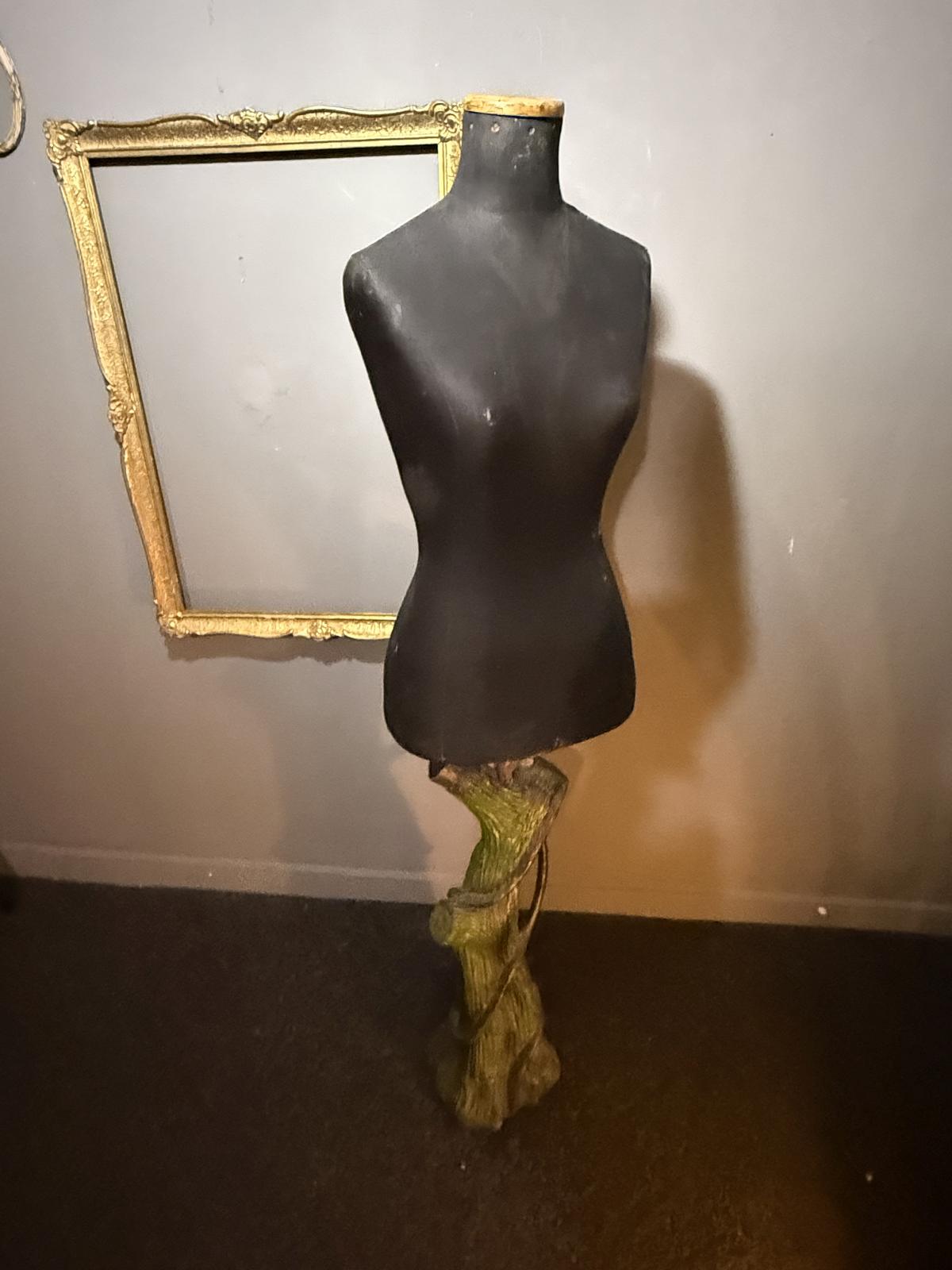 Manekin vechi montat pe un suport reinterpretat din elemente reutilizate, piesă stabilă și decorativă, ideală pentru expunere. sertar magic București.