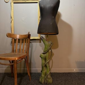 Manekin vechi montat pe un suport reinterpretat din elemente reutilizate, piesă stabilă și decorativă, ideală pentru expunere. sertar magic București.