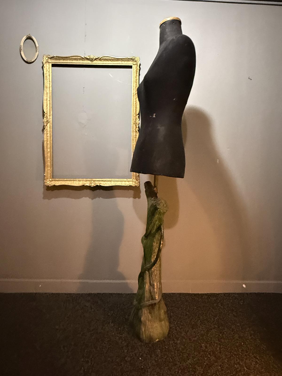 Manekin vechi montat pe un suport reinterpretat din elemente reutilizate, piesă stabilă și decorativă, ideală pentru expunere. sertar magic București.
