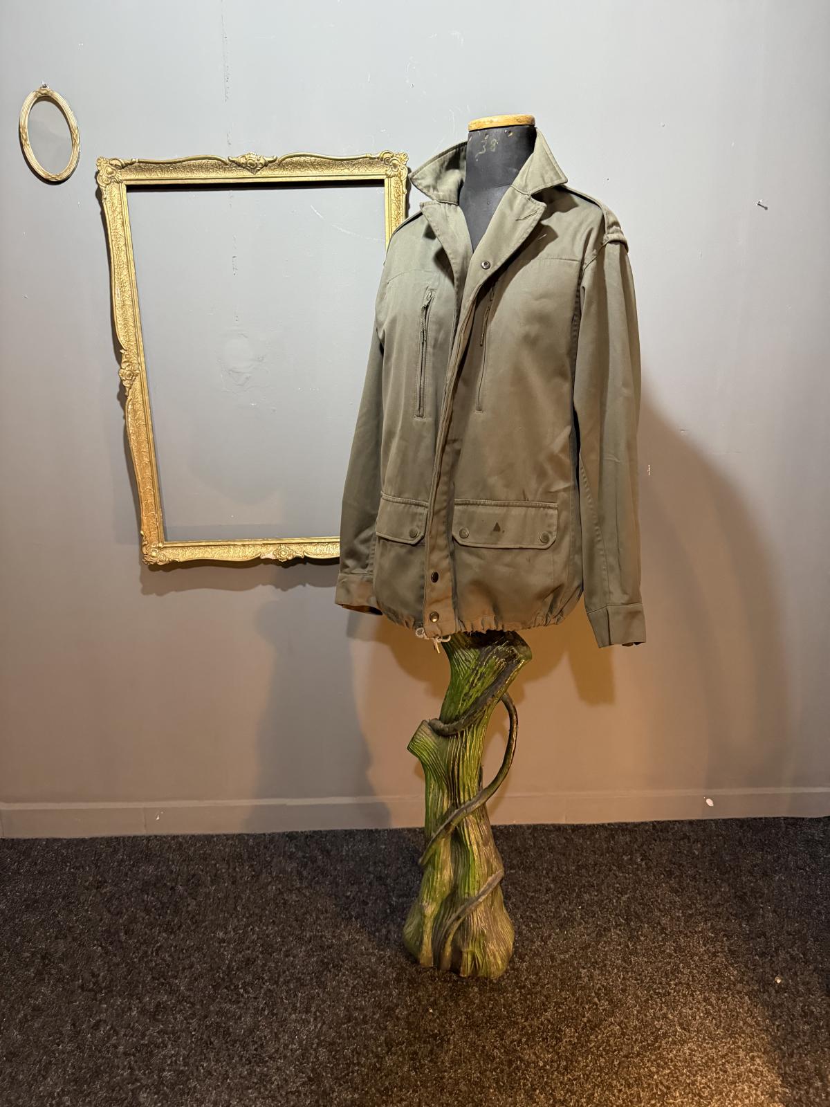 Manekin vechi montat pe un suport reinterpretat din elemente reutilizate, piesă stabilă și decorativă, ideală pentru expunere. sertar magic București.