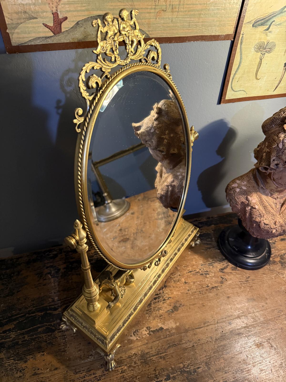 Oglindă de masă din alamă masivă, cu decoruri figurative și ramă rotativă, piesă europeană de început de secol XX. sertar magic București.