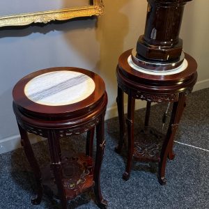 Pereche de măsuțe asiatice vintage din lemn de trandafir sculptat și marmură albă, stil chinezesc tradițional – perfecte ca suport decorativ sau măsuță