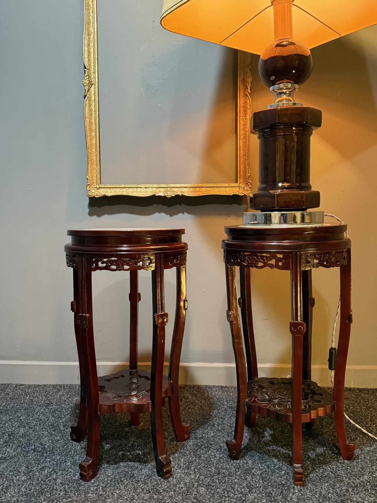 Pereche de măsuțe asiatice vintage din lemn de trandafir sculptat și marmură albă, stil chinezesc tradițional – perfecte ca suport decorativ sau măsuță