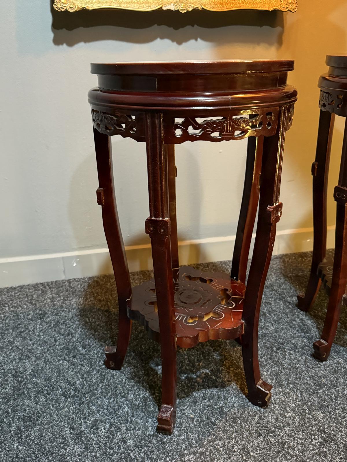 Pereche de măsuțe asiatice vintage din lemn de trandafir sculptat și marmură albă, stil chinezesc tradițional – perfecte ca suport decorativ sau măsuță