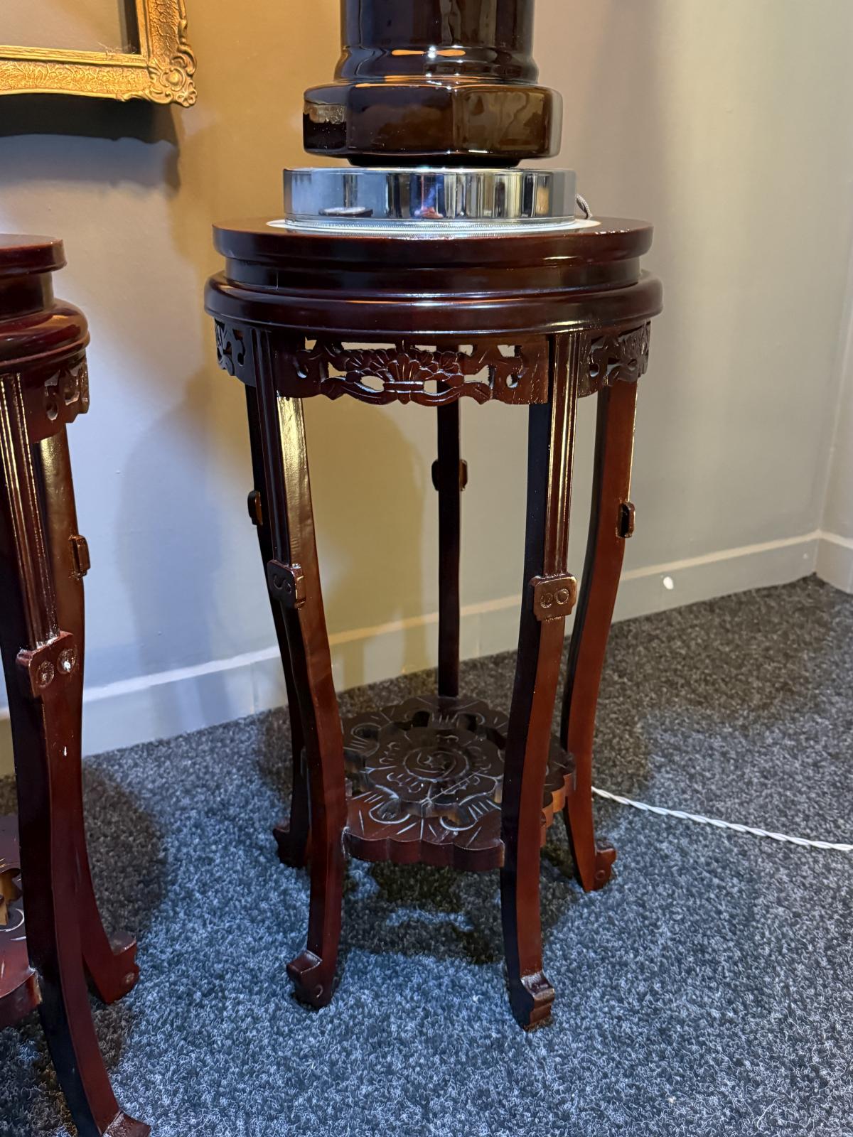 Pereche de măsuțe asiatice vintage din lemn de trandafir sculptat și marmură albă, stil chinezesc tradițional – perfecte ca suport decorativ sau măsuță