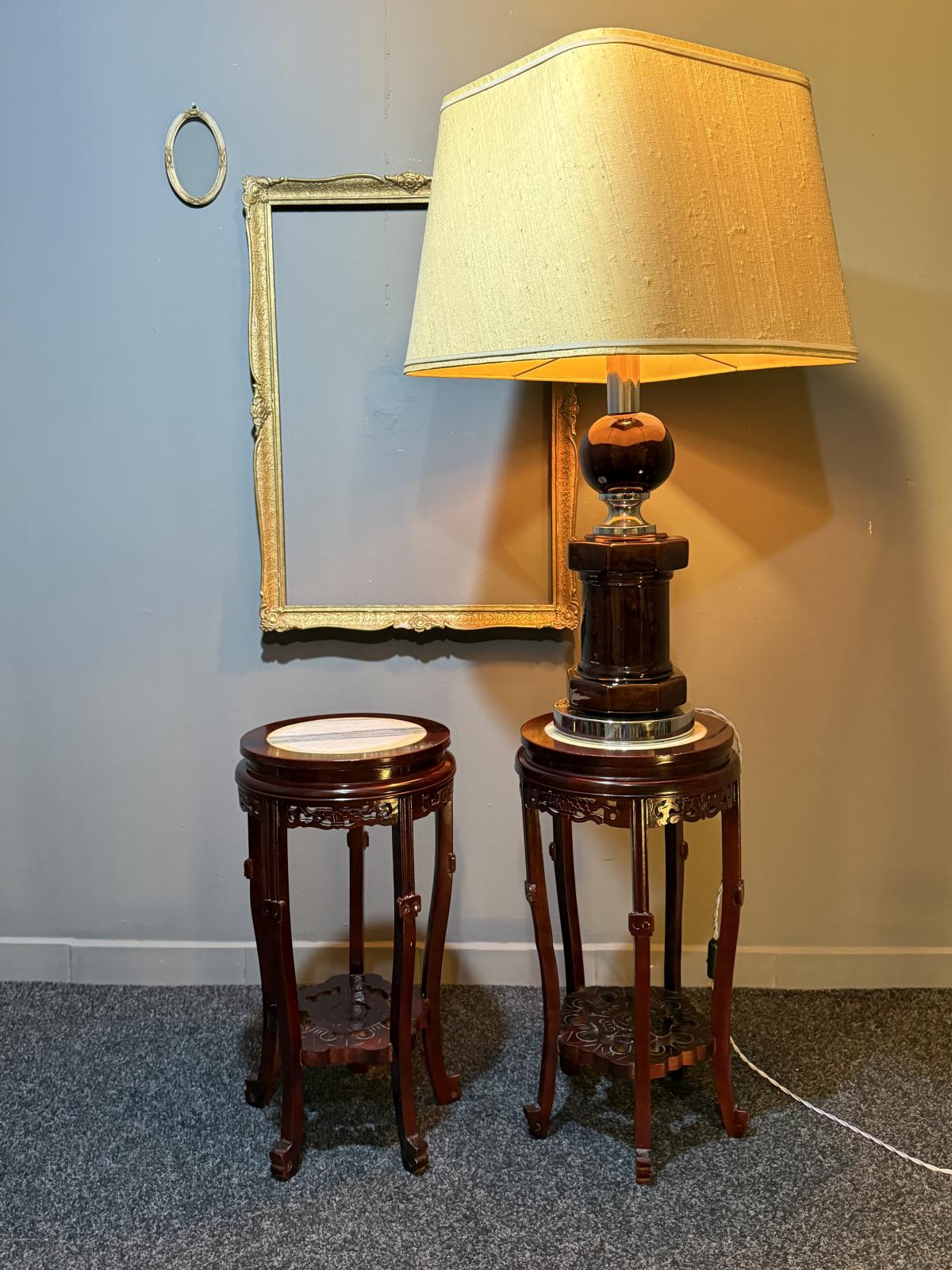 Pereche de măsuțe asiatice vintage din lemn de trandafir sculptat și marmură albă, stil chinezesc tradițional – perfecte ca suport decorativ sau măsuță