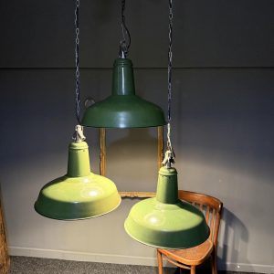Set 3 lămpi industriale emailate verzi, cablu nou și lanț metalic. Stare excelentă. sertar magic București. antichitati rar