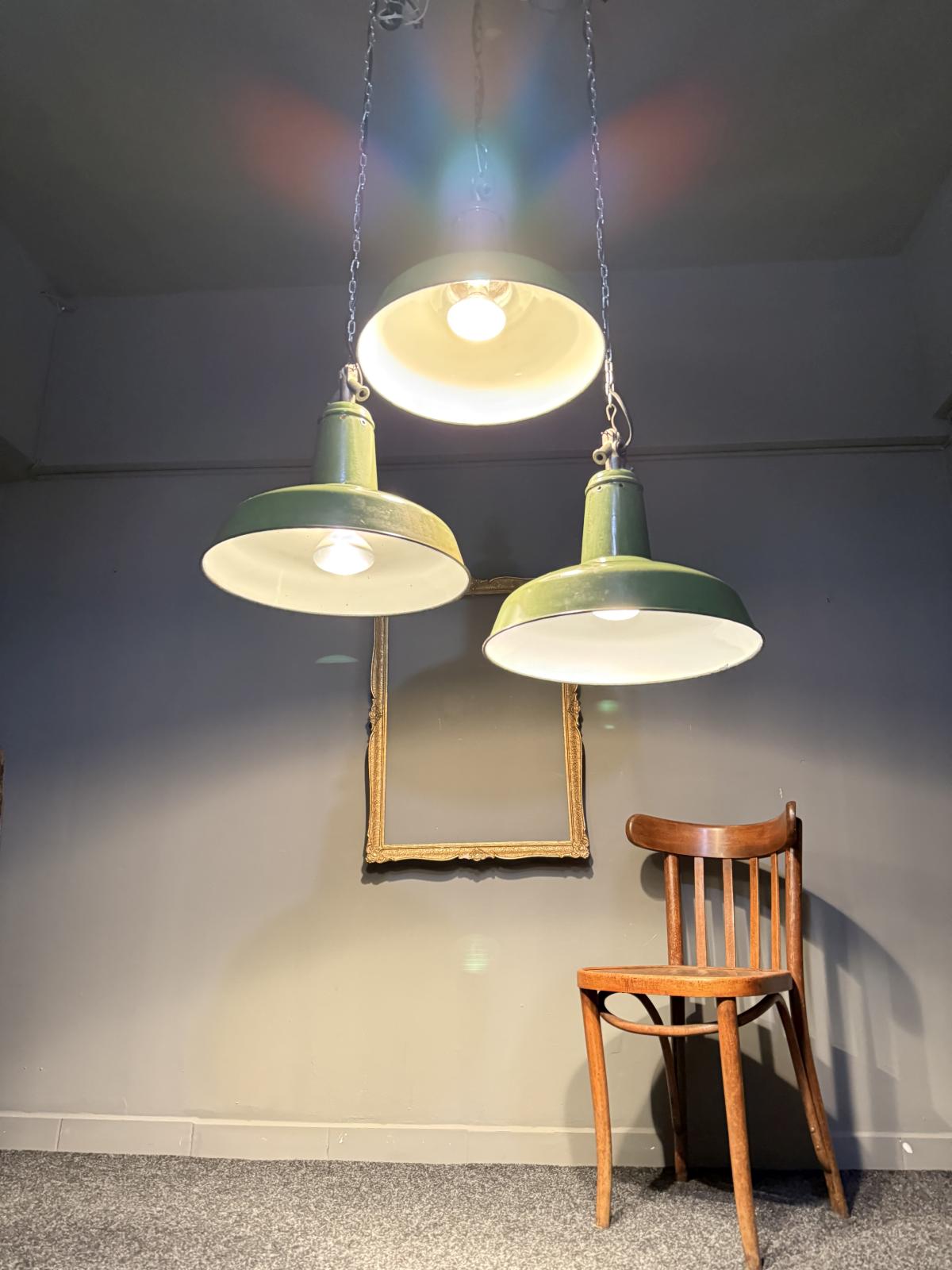 Set 3 lămpi industriale emailate verzi, cablu nou și lanț metalic. Stare excelentă. sertar magic București. antichitati rar