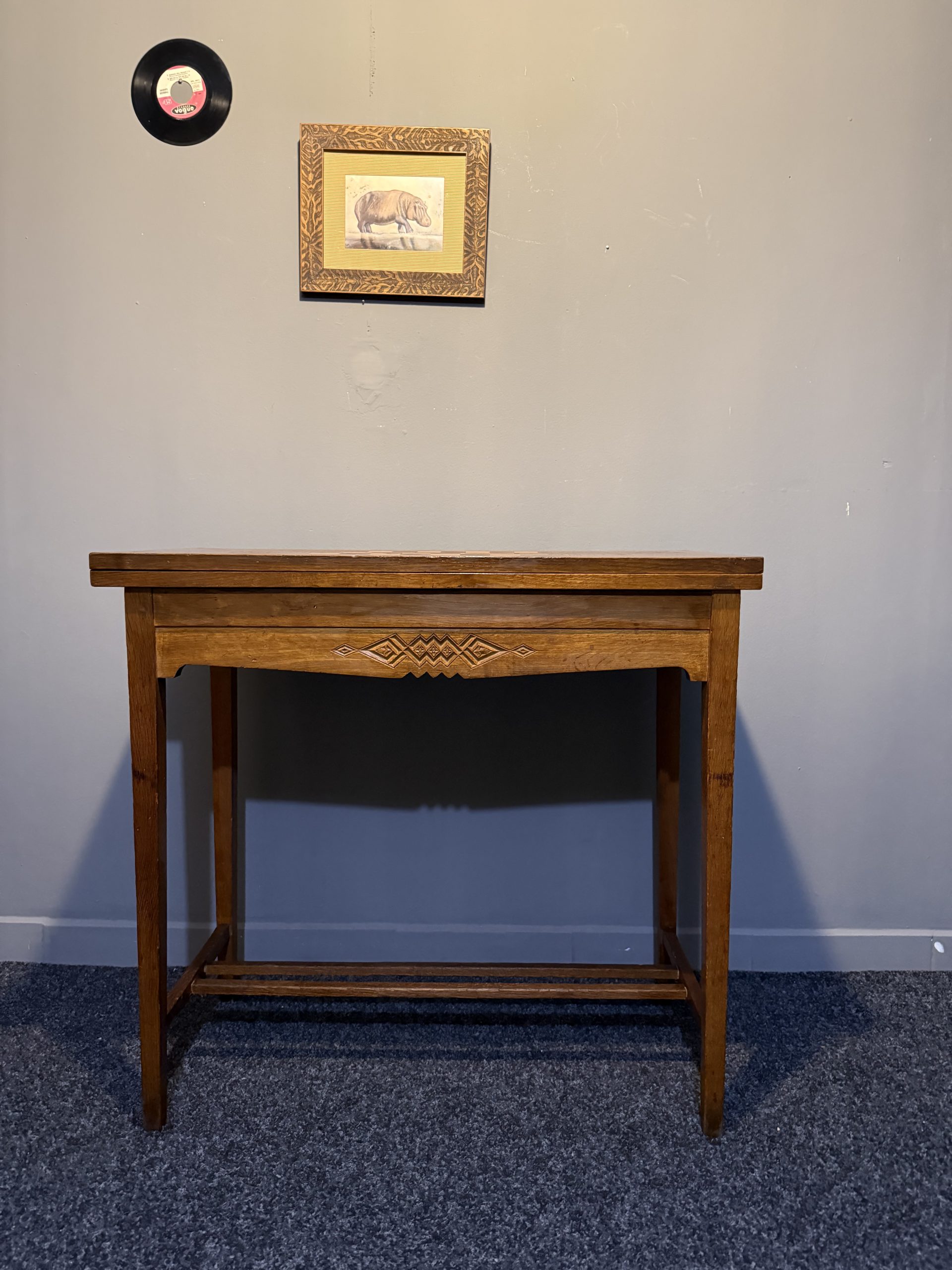 Masă de joc veche cu blat pliabil și tablă de șah integrată, realizată foarte probabil din stejar masiv. Funcțională și decorativă. sertar magic București