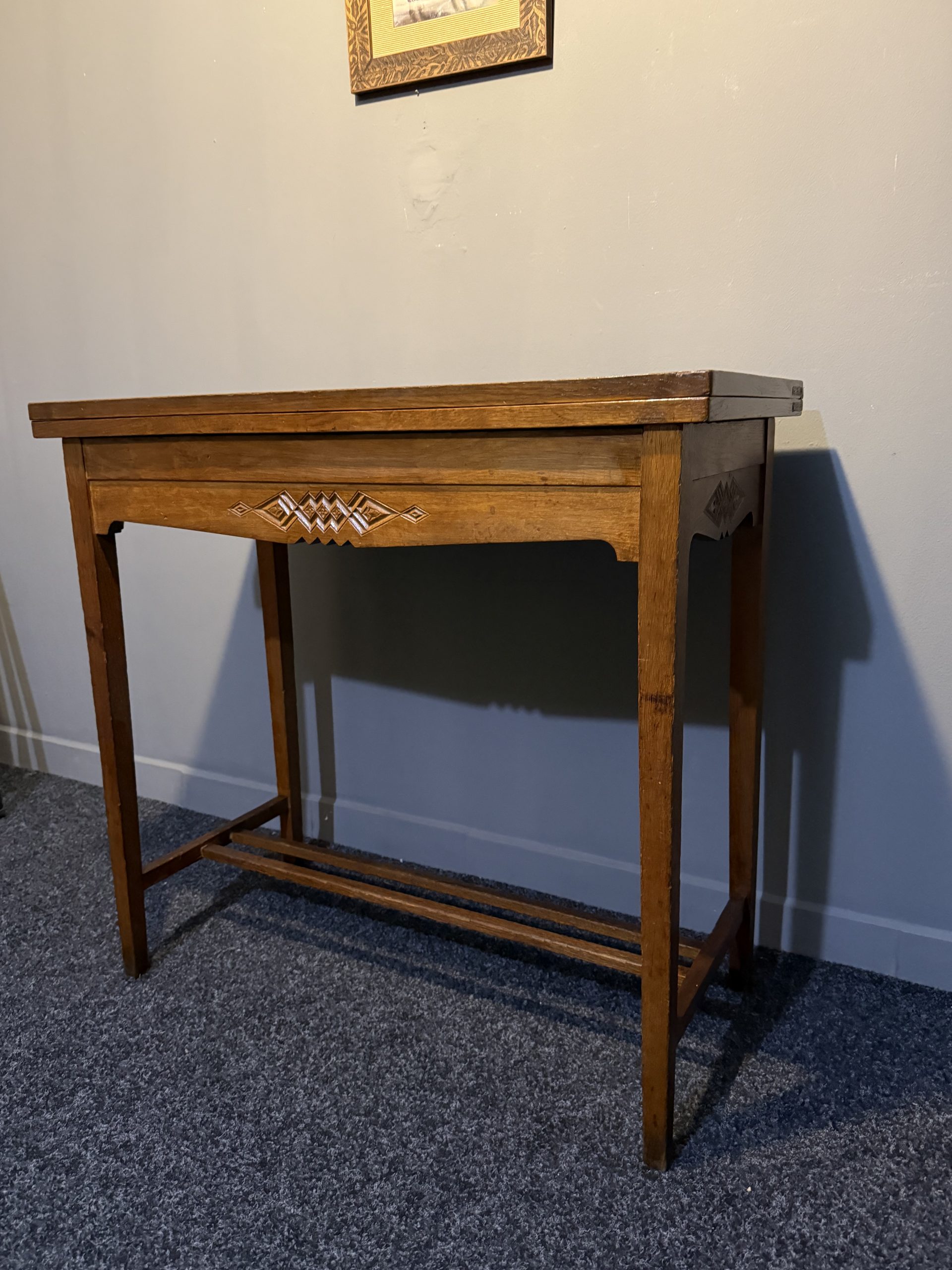 Masă de joc veche cu blat pliabil și tablă de șah integrată, realizată foarte probabil din stejar masiv. Funcțională și decorativă. sertar magic București