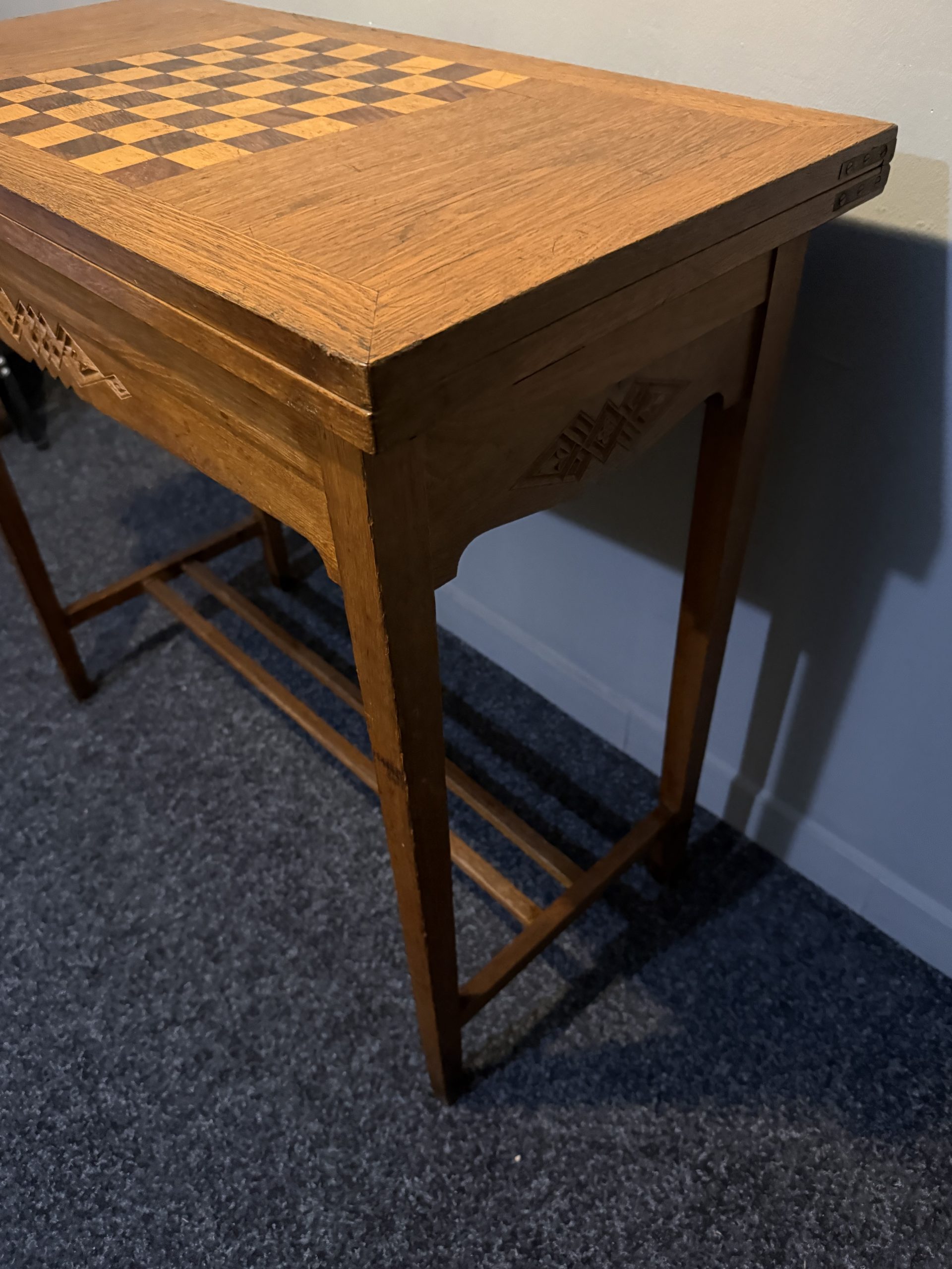 Masă de joc veche cu blat pliabil și tablă de șah integrată, realizată foarte probabil din stejar masiv. Funcțională și decorativă. sertar magic București