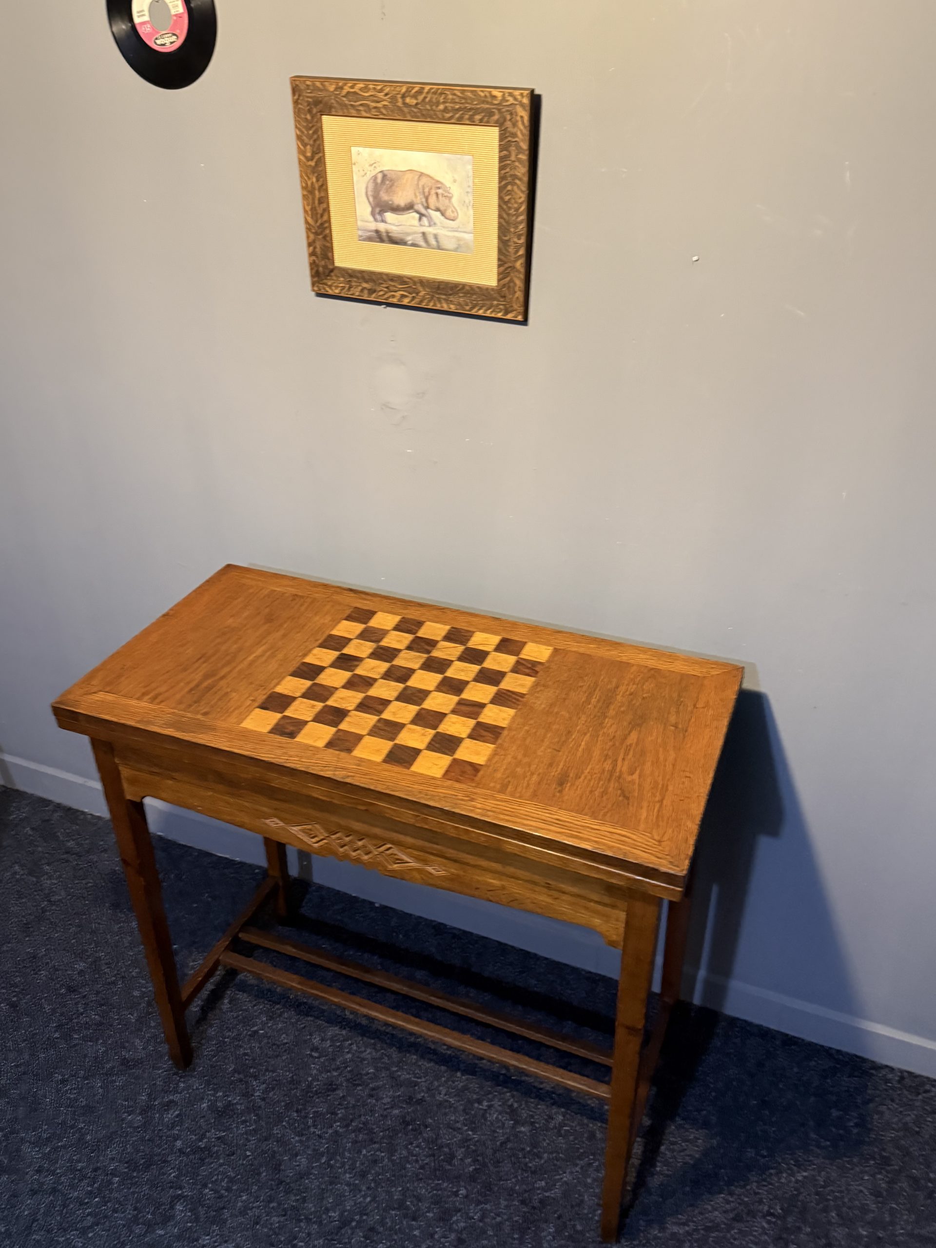 Masă de joc veche cu blat pliabil și tablă de șah integrată, realizată foarte probabil din stejar masiv. Funcțională și decorativă. sertar magic București