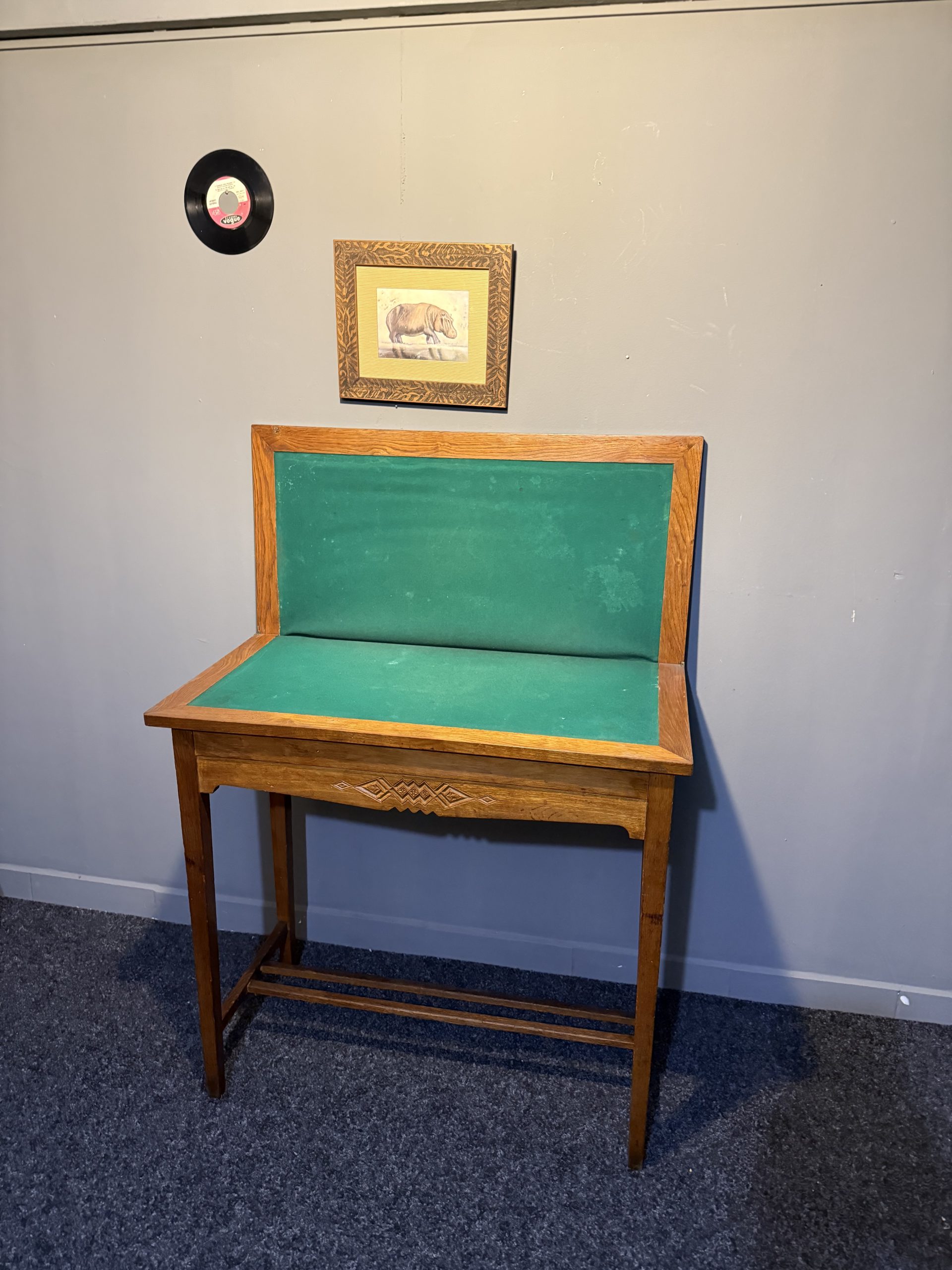 Masă de joc veche cu blat pliabil și tablă de șah integrată, realizată foarte probabil din stejar masiv. Funcțională și decorativă. sertar magic București