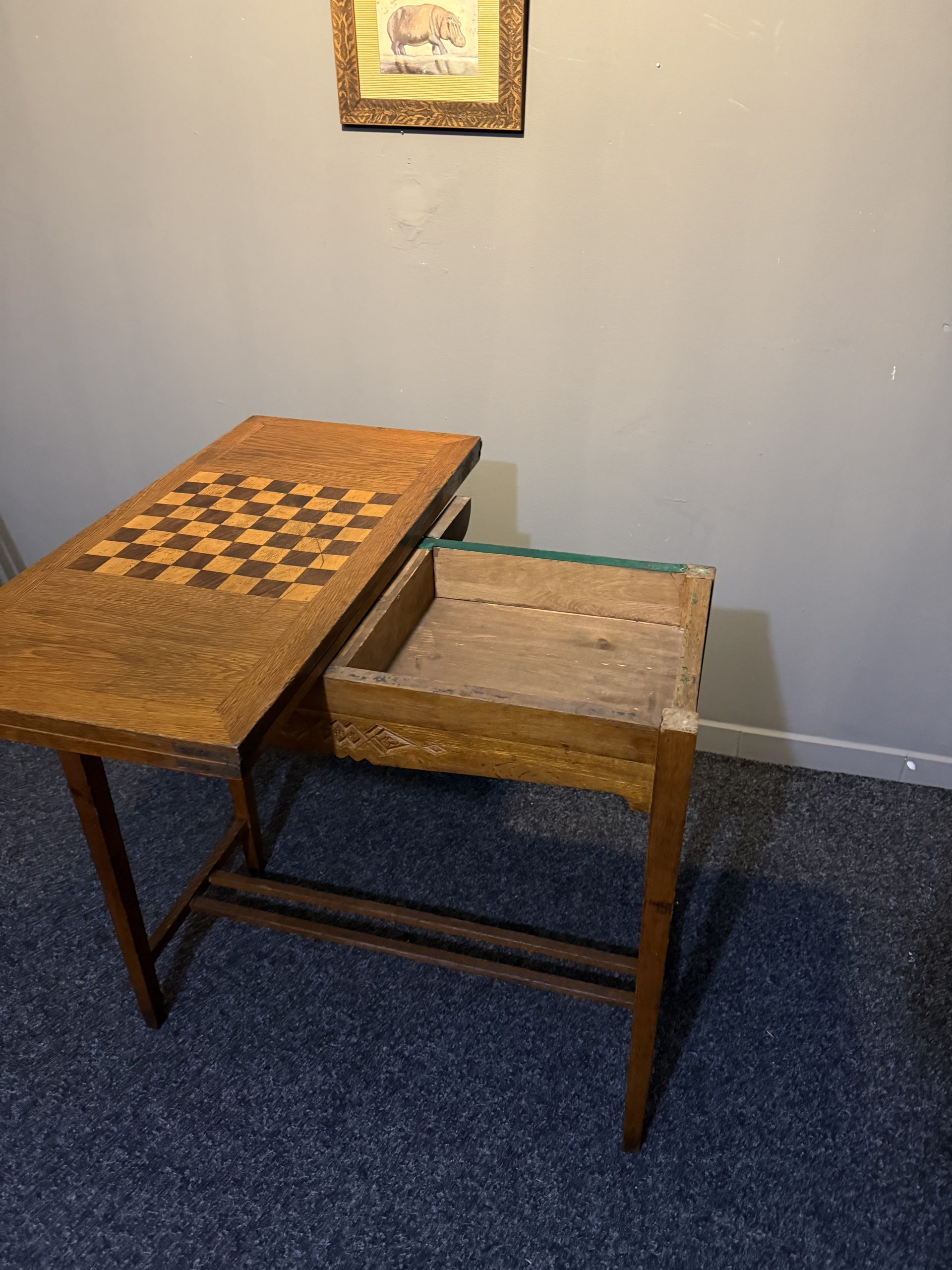 Masă de joc veche cu blat pliabil și tablă de șah integrată, realizată foarte probabil din stejar masiv. Funcțională și decorativă. sertar magic București