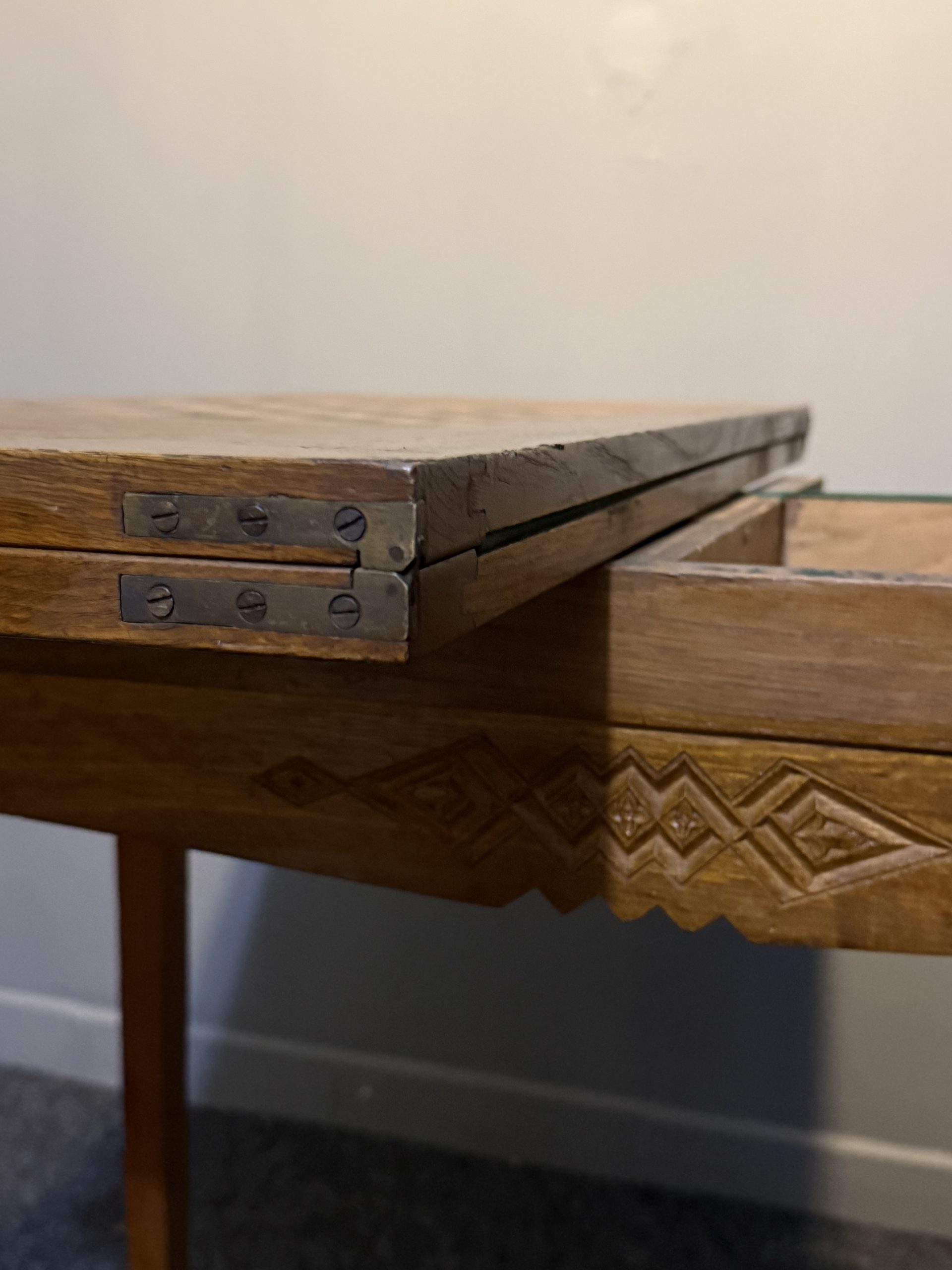 Masă de joc veche cu blat pliabil și tablă de șah integrată, realizată foarte probabil din stejar masiv. Funcțională și decorativă. sertar magic București