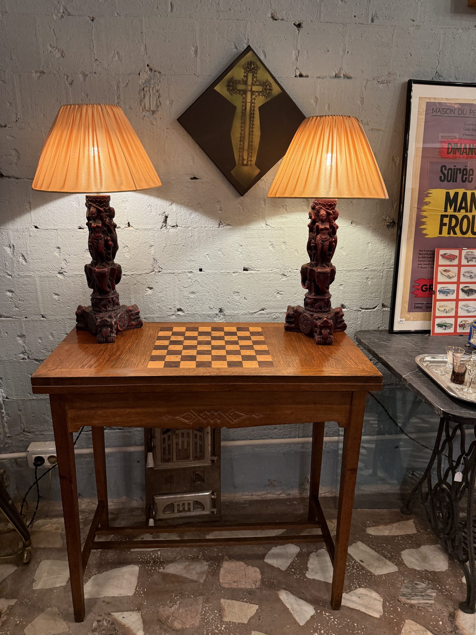 Masă de joc veche cu blat pliabil și tablă de șah integrată, realizată foarte probabil din stejar masiv. Funcțională și decorativă. sertar magic București