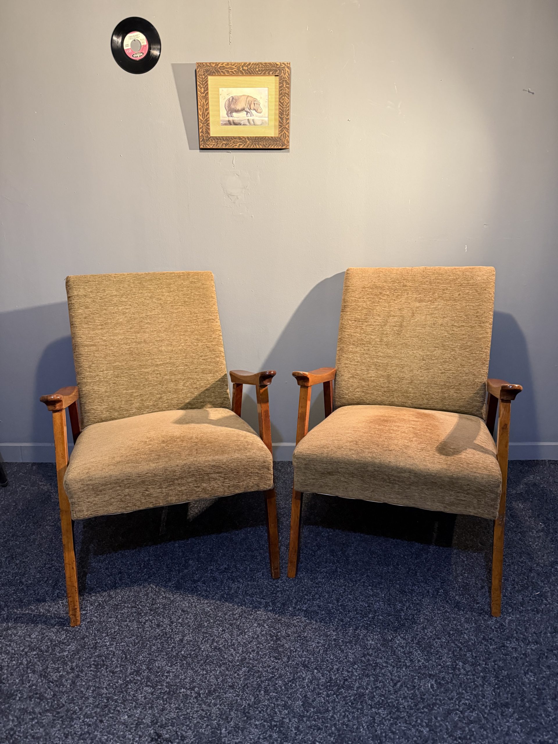 Pereche de fotolii vintage cu structură din lemn masiv și tapițerie schimbată. Confortabile și stabile. sertar magic București