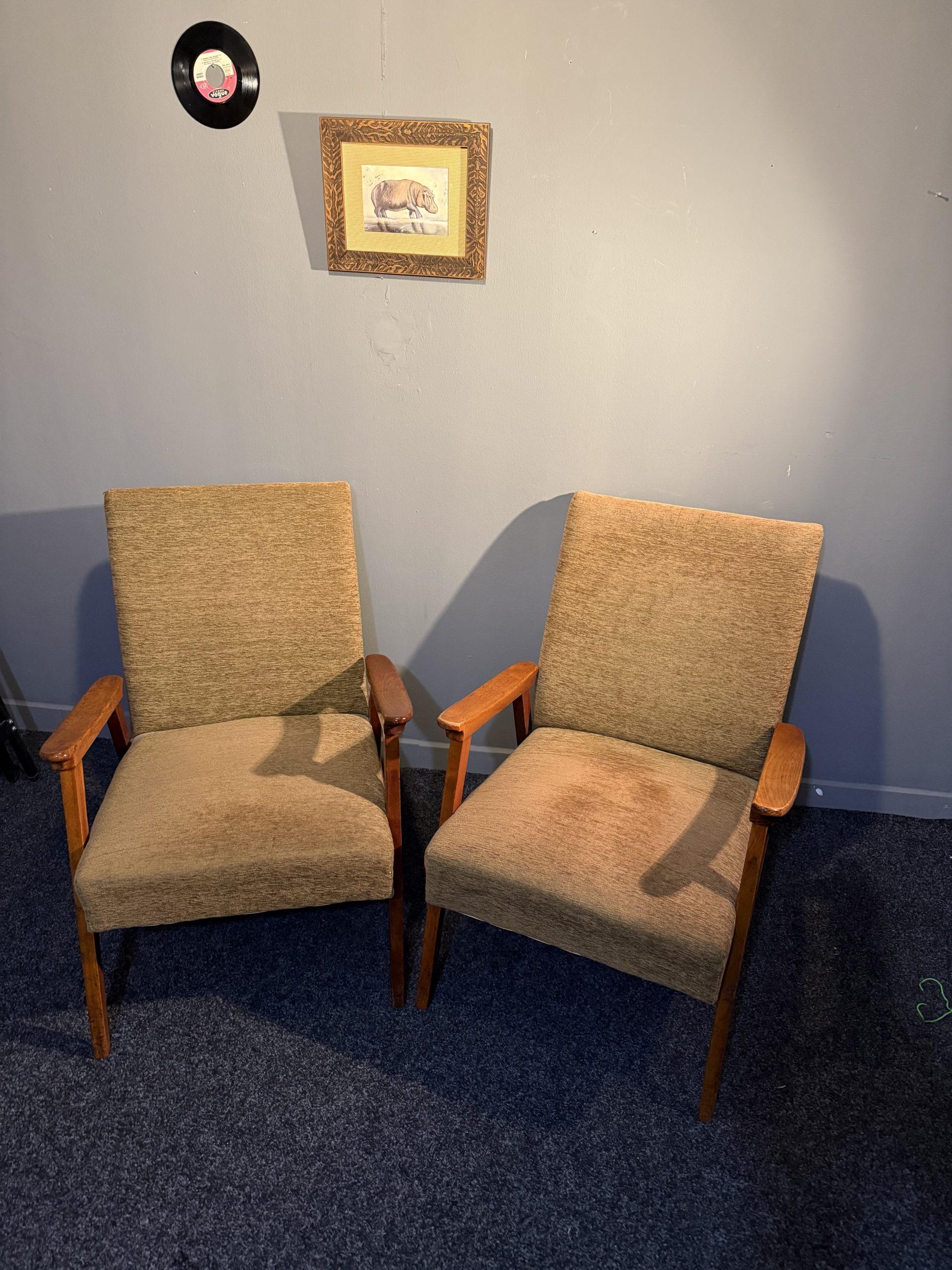 Pereche de fotolii vintage cu structură din lemn masiv și tapițerie schimbată. Confortabile și stabile. sertar magic București