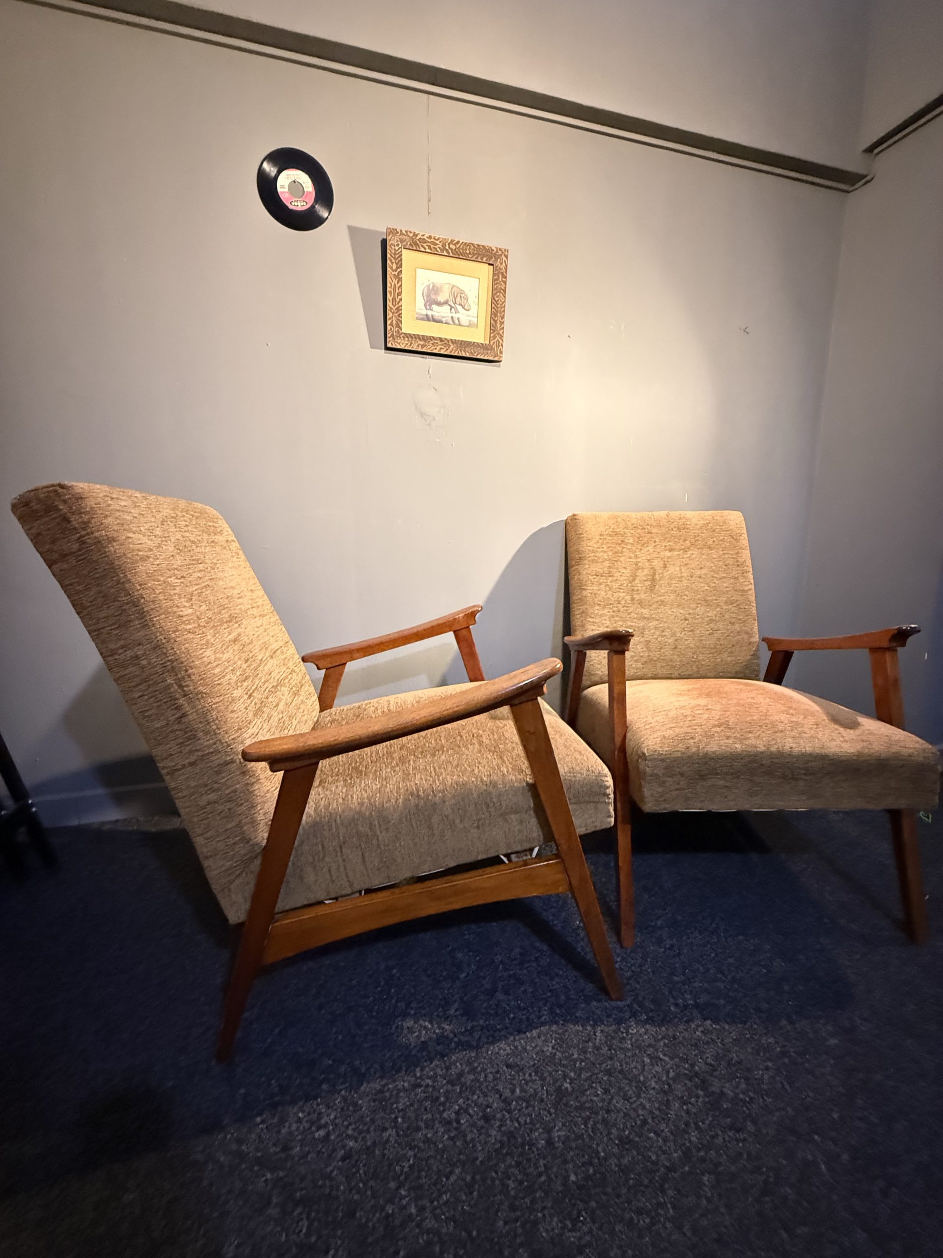 Pereche de fotolii vintage cu structură din lemn masiv și tapițerie schimbată. Confortabile și stabile. sertar magic București