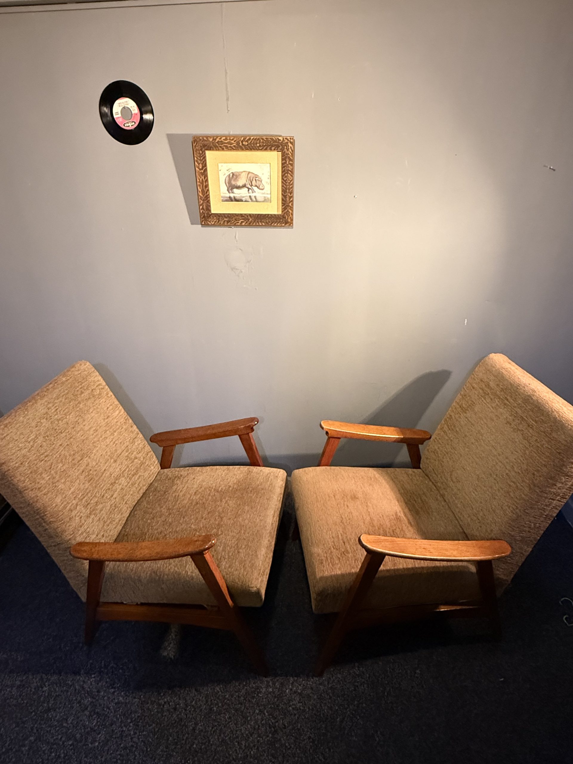 Pereche de fotolii vintage cu structură din lemn masiv și tapițerie schimbată. Confortabile și stabile. sertar magic București