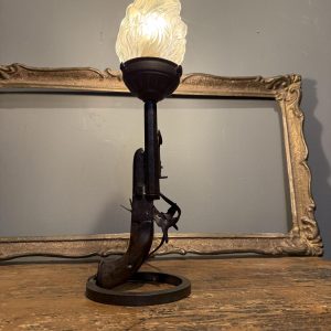 Lampă de masă unicat realizată din pistol factice de antrenament, cca. 1900, cu glob vechi din sticlă flacără și cablaj nou. sertar magic București