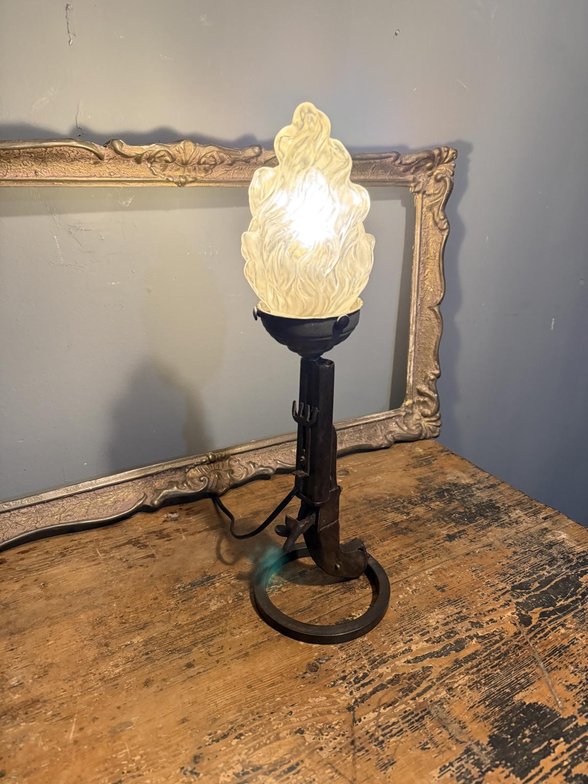 Lampă de masă unicat realizată din pistol factice de antrenament, cca. 1900, cu glob vechi din sticlă flacără și cablaj nou. sertar magic București