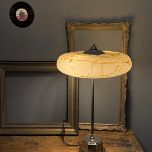Lampă de masă înaltă stil Art Deco, realizată din abajur de lustru din opalină și bază din zamac. Montaj unicat. sertar magic București