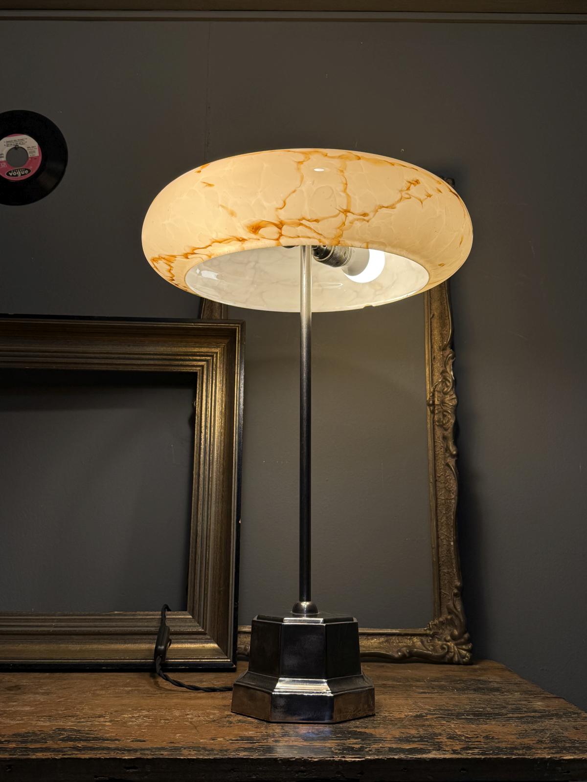 Lampă de masă înaltă stil Art Deco, realizată din abajur de lustru din opalină și bază din zamac. Montaj unicat. sertar magic București