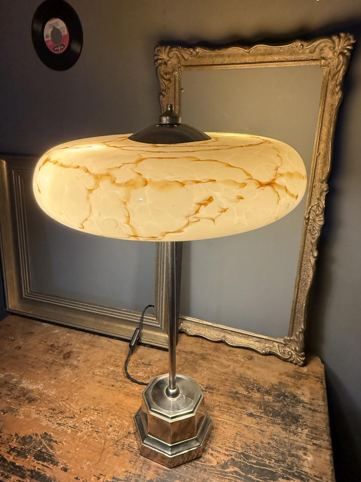 Lampă de masă înaltă stil Art Deco, realizată din abajur de lustru din opalină și bază din zamac. Montaj unicat. sertar magic București