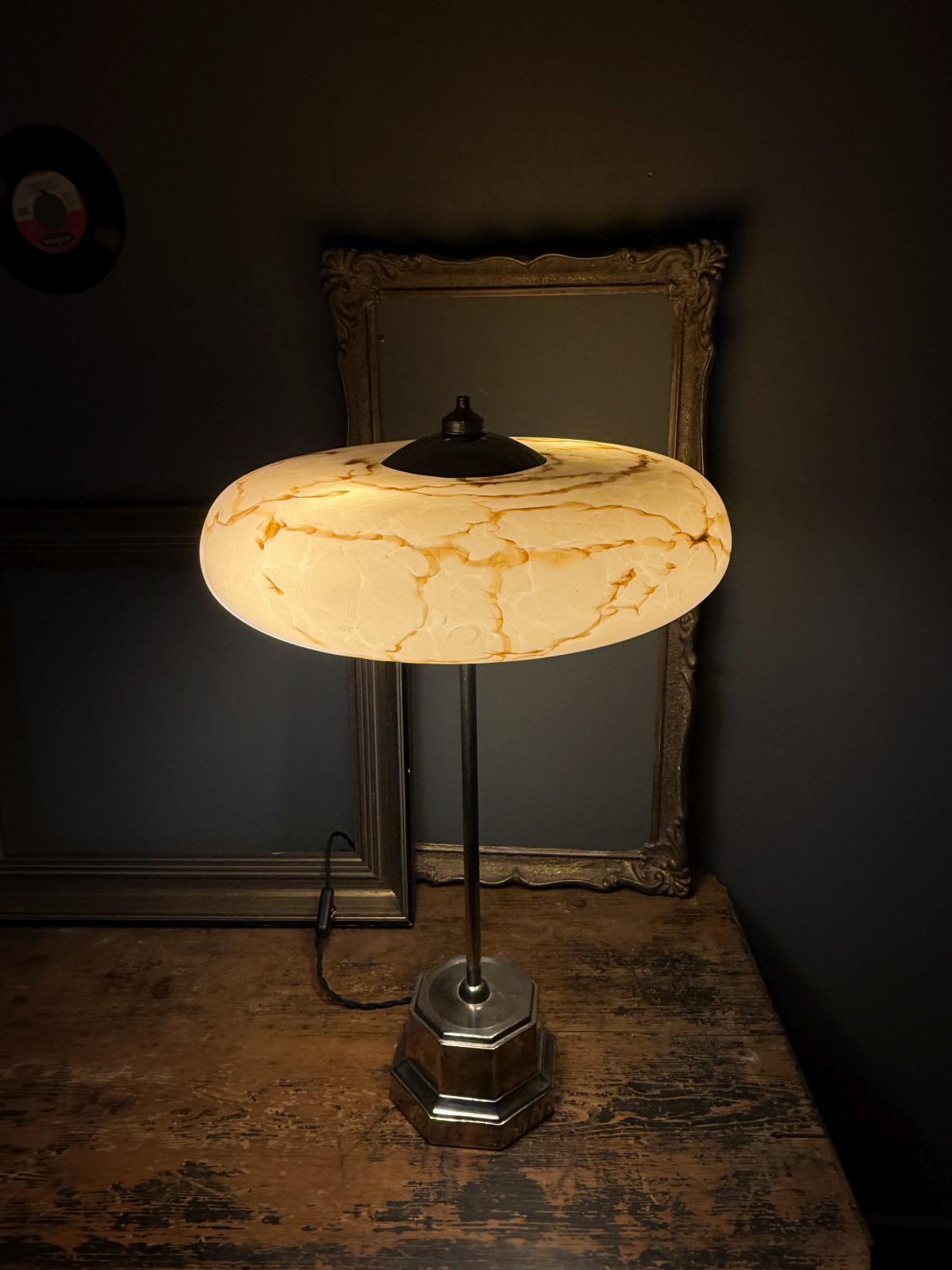 Lampă de masă înaltă stil Art Deco, realizată din abajur de lustru din opalină și bază din zamac. Montaj unicat. sertar magic București