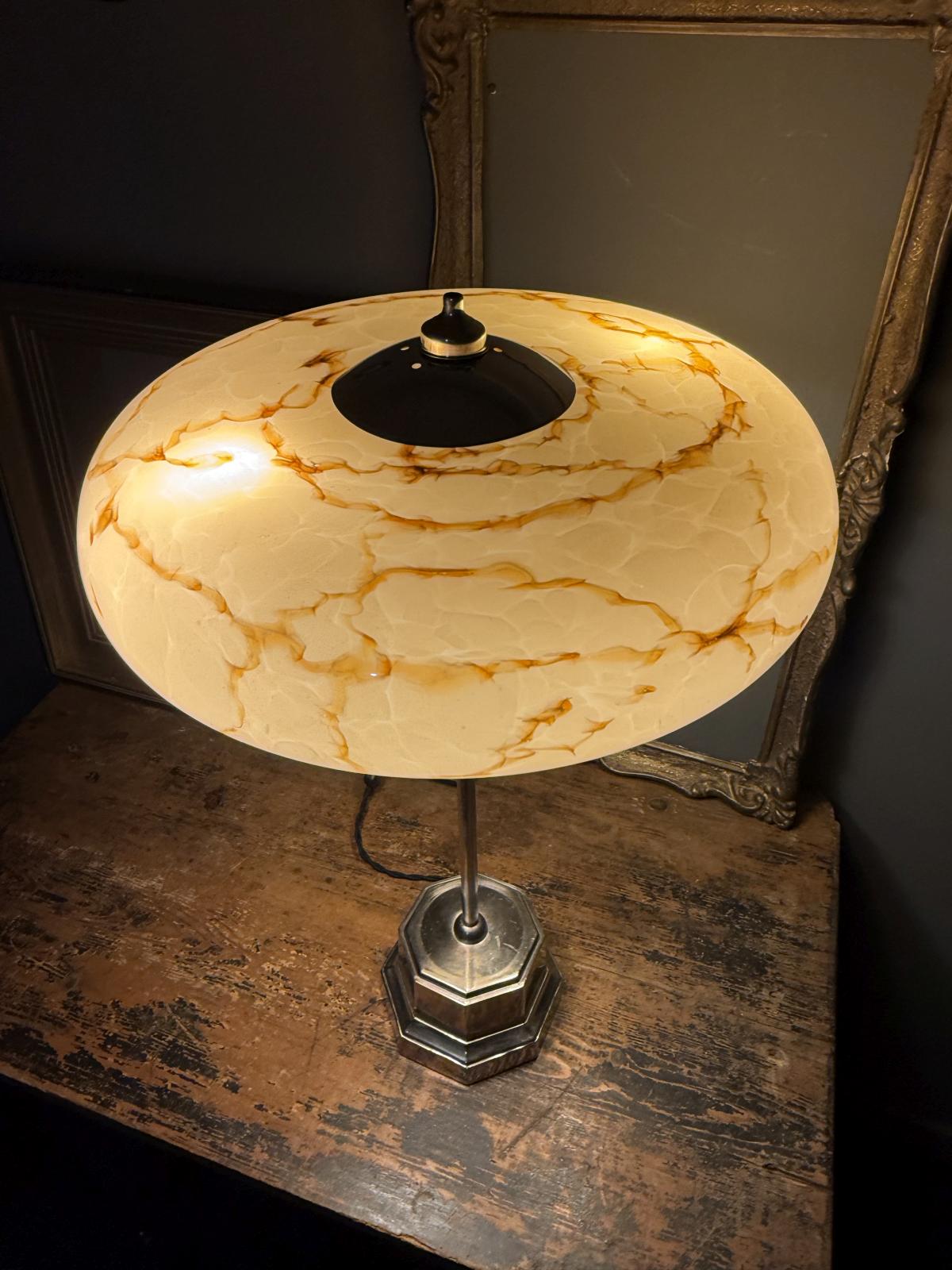 Lampă de masă înaltă stil Art Deco, realizată din abajur de lustru din opalină și bază din zamac. Montaj unicat. sertar magic București